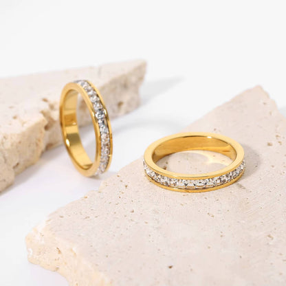 Anillo con Circonitas Incrustadas (Chapado en Oro)