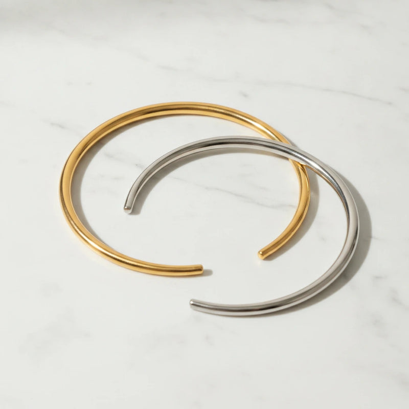 COMO NECKLACE | Place the original product large and centered on a clean white marble surface with a matching white marble background.