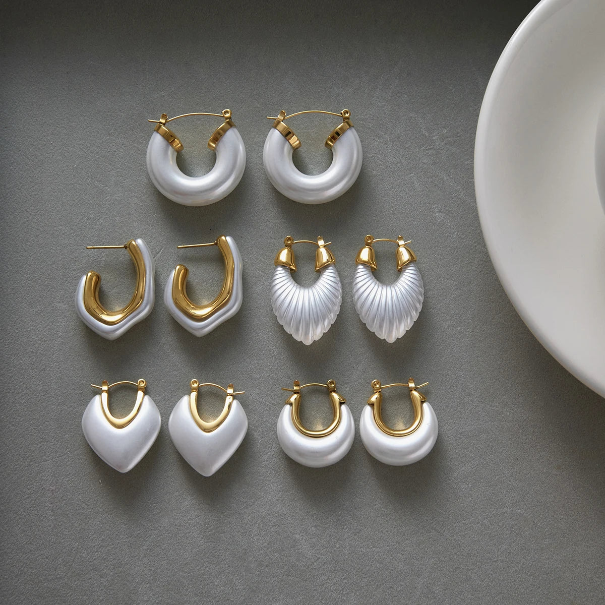 J&D Elegant Classic 18k Gold Stainless Steel Chunky Thread Horseshoe Valentine White Resin Pearl Hoop Earrings