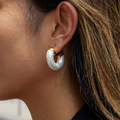 J&D Elegant Classic 18k Gold Stainless Steel Chunky Thread Horseshoe Valentine White Resin Pearl Hoop Earrings