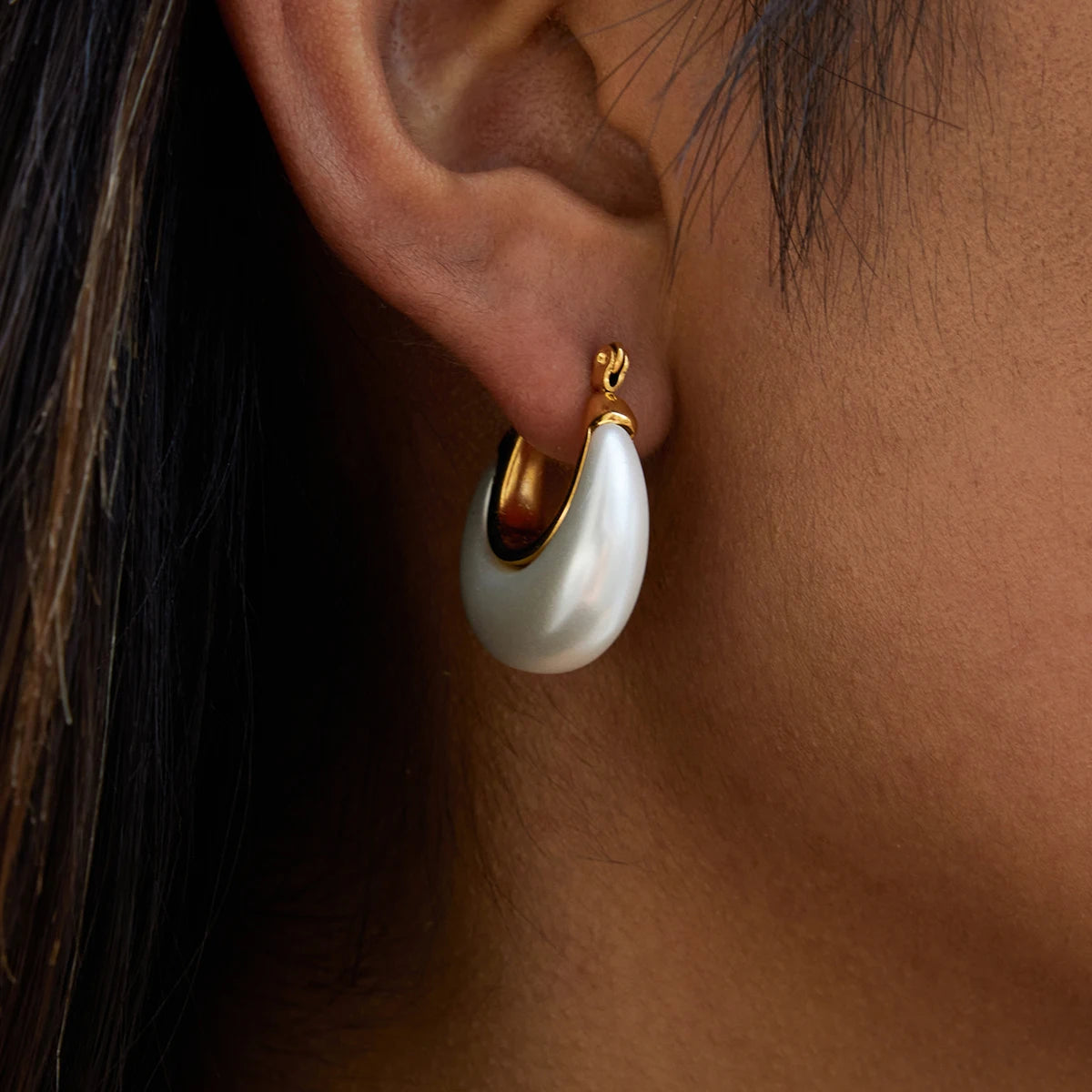 J&D Elegant Classic 18k Gold Stainless Steel Chunky Thread Horseshoe Valentine White Resin Pearl Hoop Earrings