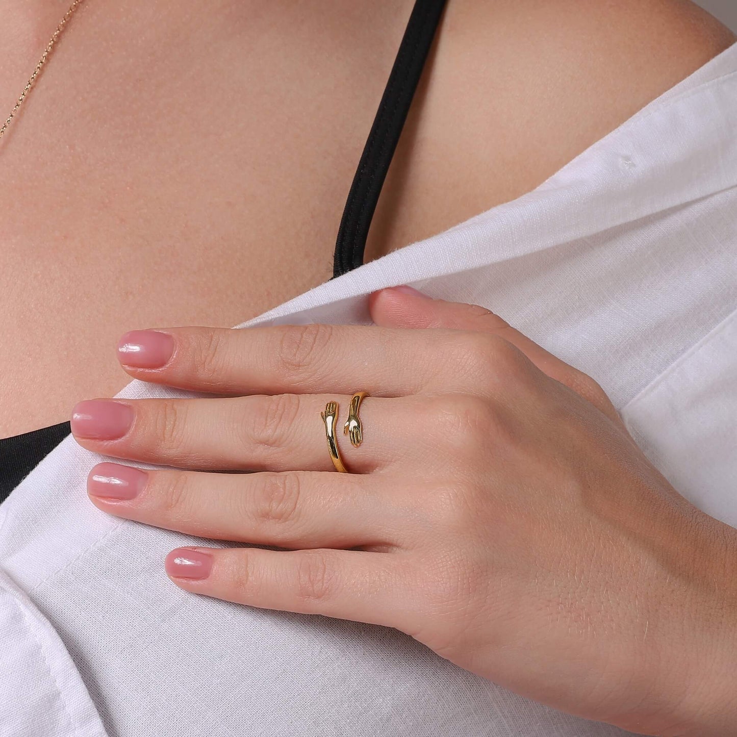 HUG HANDS RING