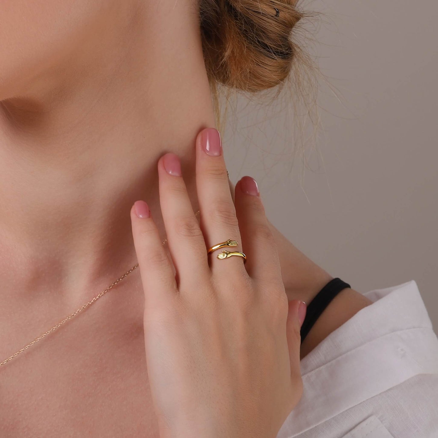HUG HANDS RING